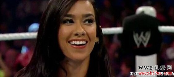 ���գ�WWE�ٷ�����AJ&middot;��(AJ Lee)���μ�1��25�յ���������¬ɪ���оٰ쳬�����Ŀ�������¾ٰ����AJ�Ĺ���ǳ��ӽ����������¾ٰ�Ĵ��ձ���WWE���ʼҴ�ս 2015��Royal Rumble����PPV���¡� ������ǰ������AJ��������ȷ���Լ����ھ��������ݱ���̨�����������ڼ䣬�����������ɷ�CM&middot;���(CM Punk)�μ�UFC���¡� ���⣬ĿǰΪֹ��ʱ��û����Ϣָ��AJ����ʲôʱ����ʽ�ع飬���������ϵ���Ϣ������AJ�ܿ����ڡ��ʼҴ�ս��PPV����ʽ�ع顣