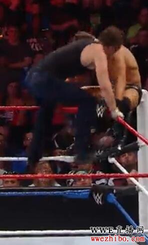 <a href='http://www.wwezhibo.com/' target='_blank' title='wweֱ��'><span style='color: #0000ff'><strong>wweֱ��</strong></span></a></span>������ Raw ������ս��ᱻ���� ����˹����ϰ�͵Ϯ